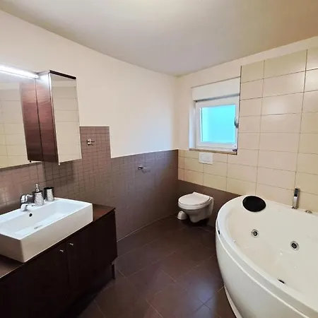 Angela - By Guide ヴィラ メドゥリン