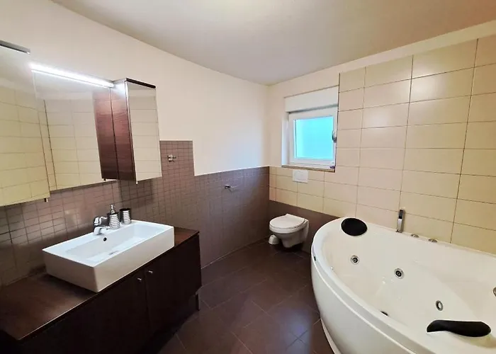 Angela - By Guide 빌라 메덜린